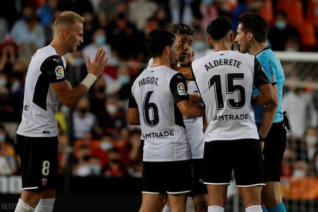 周琦5投2中仅得10分 罚球三不沾登上微博热搜